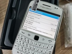 BLACKBERRY 9900 BOLD – 8 GB – Black / White 3G (Unlocked) Free Shipping s7