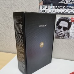 Motorola RAZR2 V8 unlocked brand new old stock