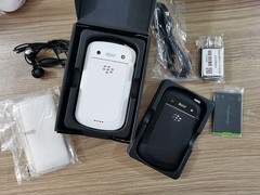 BLACKBERRY 9900 BOLD – 8 GB – Black / White 3G (Unlocked) Free Shipping s7
