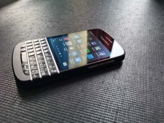 BlackBerry Q10 Unlocked 4G 8MP 16GB Blurtooth 3.1&Prime; Keyboard Cellphone – Boxed