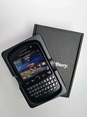 BlackBerry 9720 Unlocked Cellphone 3G WIFI 5MP Camera FM Radio GPS Black / Pink