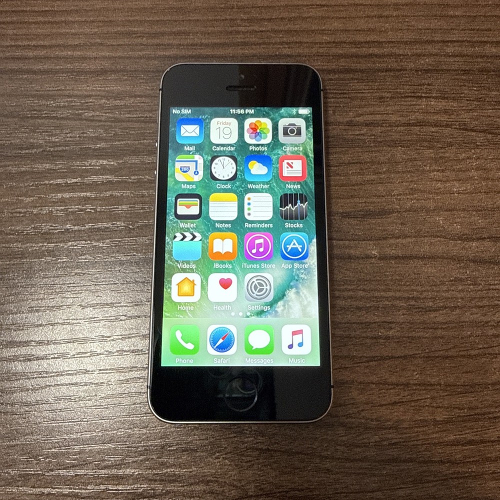Apple iPhone SE 1st Generation – 16GB – Space Gray AT&T (IOS 10.1.1/RARE)