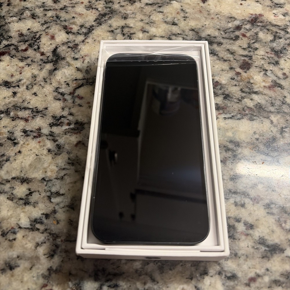 Apple iPhone 16e 128GB Black (Unlocked) 100% Battery – Mint