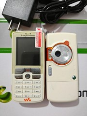 Sony Ericsson W800 Unlocked 2G GSM 900 1800 1900 Cellphone One-year warranty