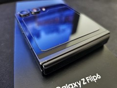 Samsung Galaxy Z Flip6 256GB Black SM-F741U1 Factory Unlocked – bad touch screen