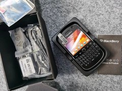 BLACKBERRY 9900 BOLD – 8 GB – Black / White 3G (Unlocked) microSDHC GPS