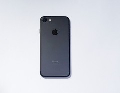 Apple iPhone 7 32GB Black A1778 (AT&T, H2O, Cricket) 4G LTE Smartphone – Good
