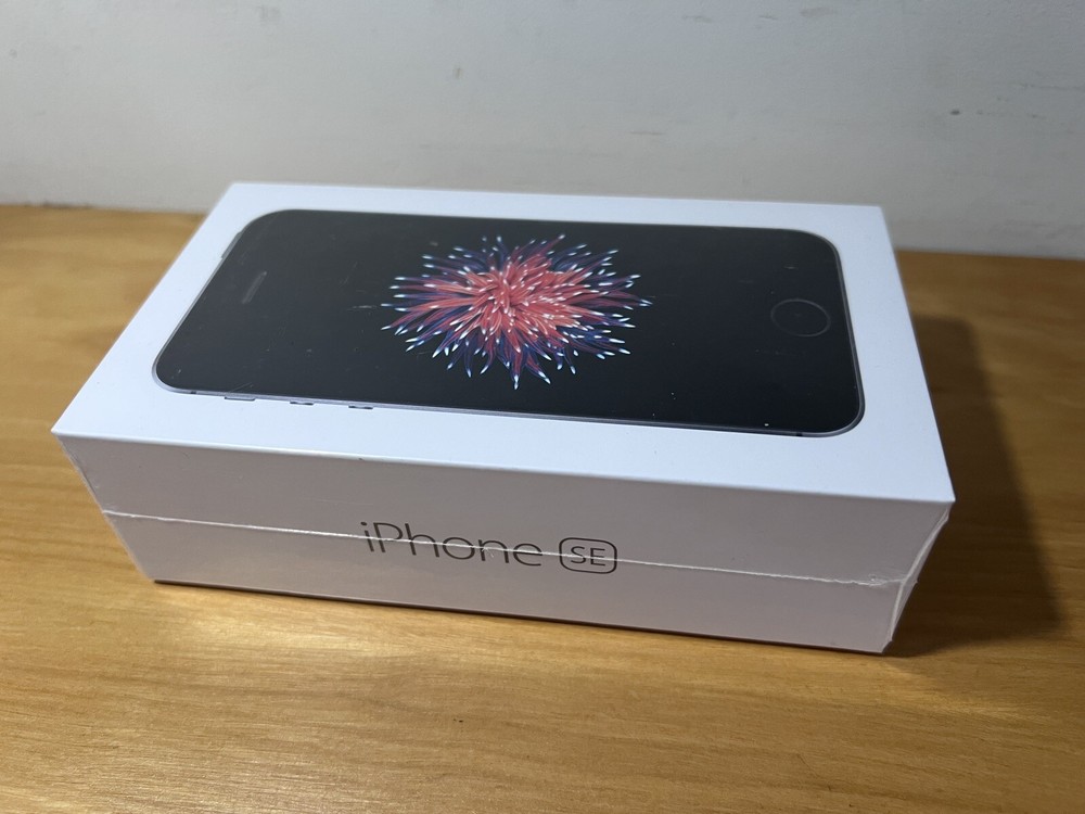 Apple iPhone SE – 32GB, Space Gray, Unlocked, CDMA + GSM, A1662