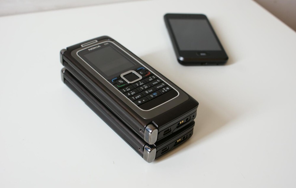 Nokia E90 3G HSDPA 2100 WIFI Infrared port GPS NoteBook Mobile Phone Bluetooth