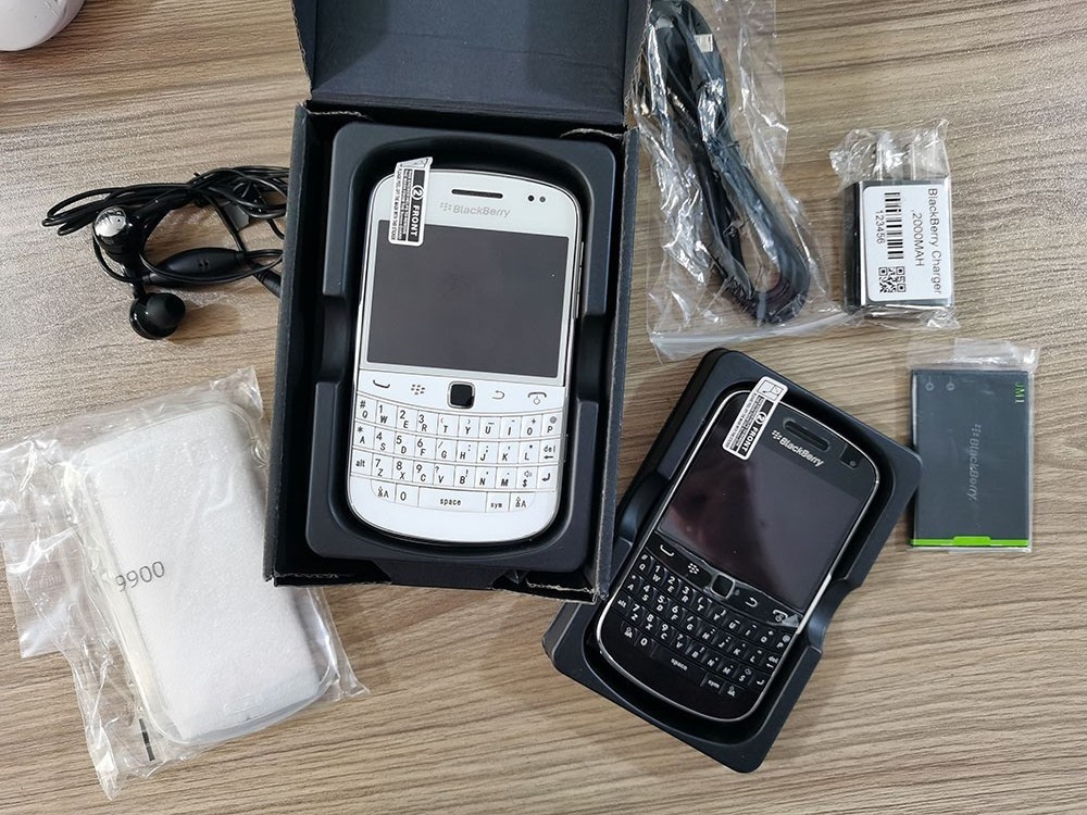 BLACKBERRY 9900 BOLD – 8 GB – Black / White 3G (Unlocked) Free Shipping s7