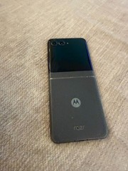 Motorola Moto RAZR 2024 Cell Phone 256gb Koala Gray