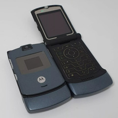 Motorola RAZR V3 Unlocked Flip GSM 850 /900 /1800 /1900 Bluetooth Mobile Phone