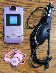 Motorola RAZR V3m – Pink and Silver ( Verizon ) Very Rare Flip Phone – Bundled