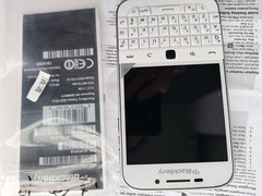BlackBerry Q10 (UNLOCKED) 16GB Black / White QWERTY Smartphone Good Deal