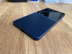 Samsung Galaxy Z Flip7 – SM-F766U-256GB (AT&T) Blue – READ