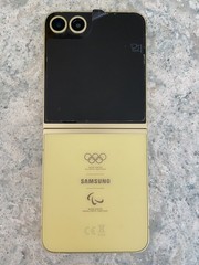SAMSUNG Galaxy flip 6 (Paris2024 OLYMPIC edition) – Minor use. REDUCED PRICE!