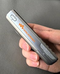 Sony Ericsson W800 Unlocked 2G GSM 900 1800 1900 Cellphone One-year warranty
