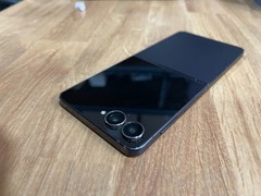 Samsung Galaxy Z Flip 7 – 256 GB – Jetblack (AT&T) – READ