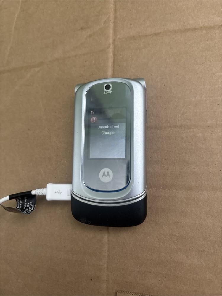 Motorola RAZR VE20 Flip Cellular Phone Black Silver 2.0 MP 2.2&Prime; TFT Color Screen