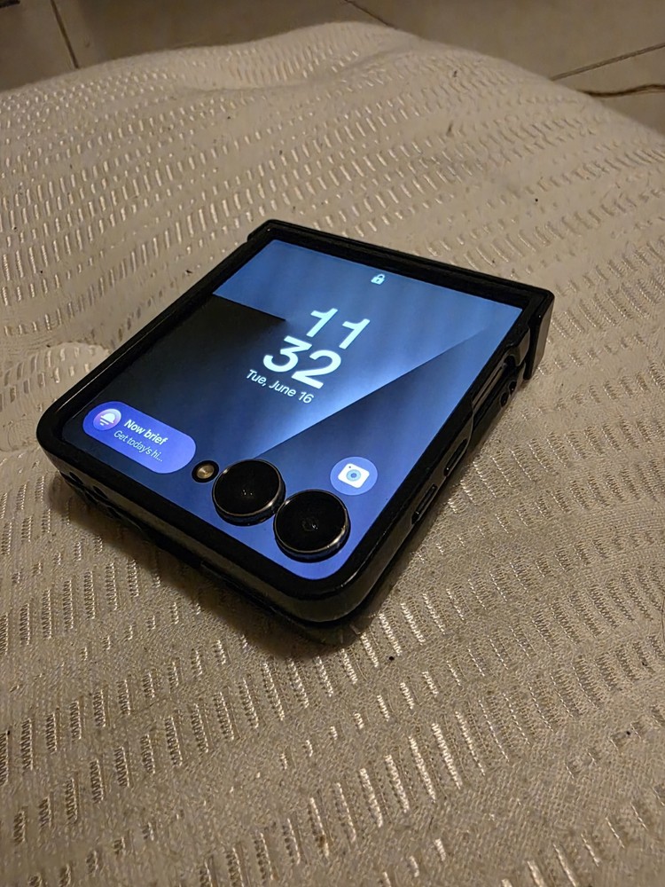 Samsung Galaxy Z Flip 7 – 256 GB – Jetblack (Unlocked)