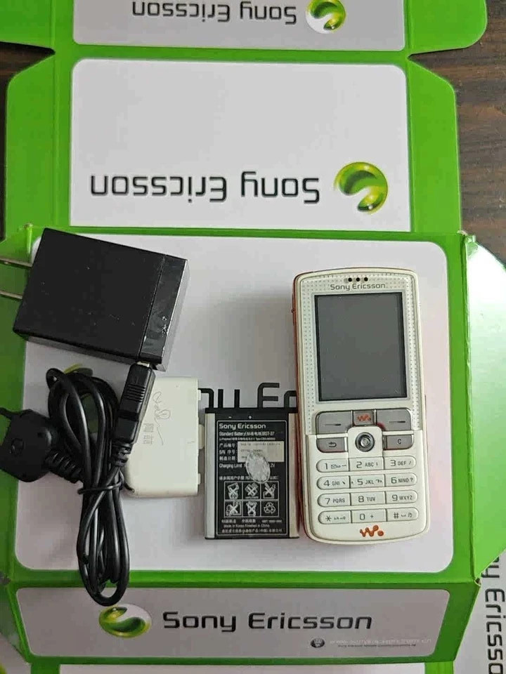 Sony Ericsson W800 Unlocked 2G GSM 900 1800 1900 Cellphone One-year warranty