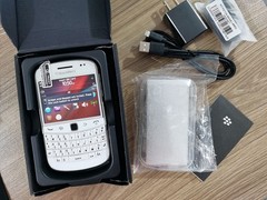 BLACKBERRY 9900 BOLD – 8 GB – Black / White 3G (Unlocked) Free Shipping s7