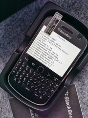 BLACKBERRY 9900 BOLD – 8 GB – Black / White 3G (Unlocked) microSDHC GPS