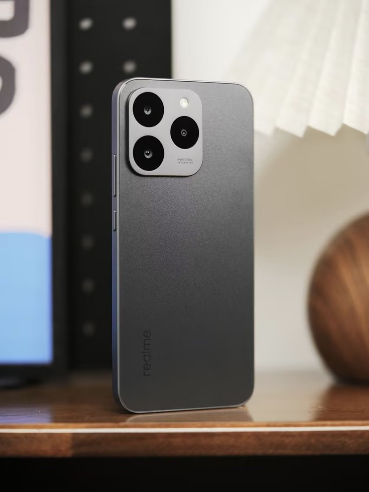 Realme 15T 6.57&Prime; 5G 50MP Mediatek Dimensity 6400 Max 7000mAh Super battery life