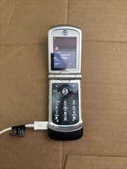 Motorola RAZR VE20 Flip Cellular Phone Black Silver 2.0 MP 2.2&Prime; TFT Color Screen
