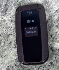 LG 440G Black TracFone Prepaid Basic Camera Flip Cell Phone