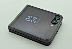 Samsung Galaxy Z Flip5 – 512 GB – Crafted Black (Unlocked) Smartphone