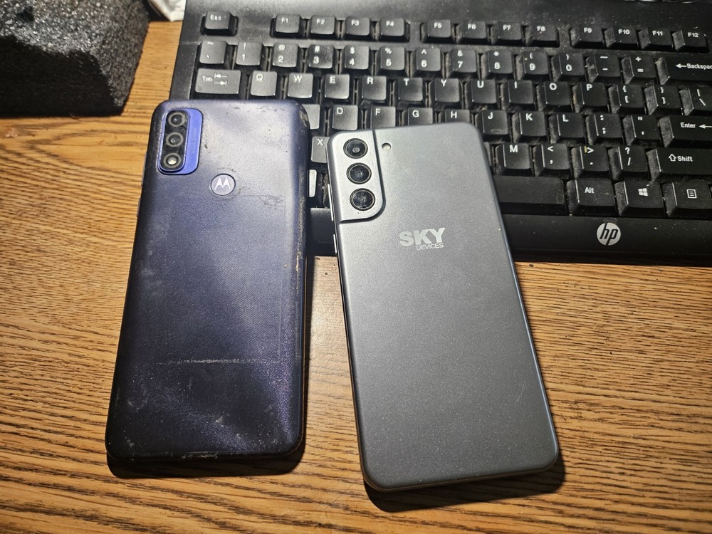 (2x) SKY Devices / Apple iPhone 128GB Cell Phone CRACKED For Parts PHONES WIRK