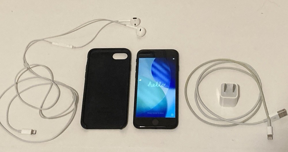 Apple iPhone SE (2nd Gen) Black 128GB unlocked Bundle With Accessories