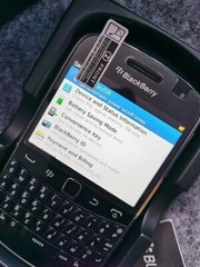 BLACKBERRY 9900 BOLD – 8 GB – Black / White 3G (Unlocked) microSDHC GPS