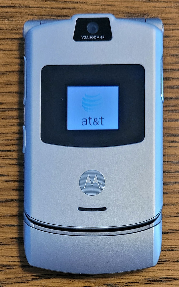 Motorola RAZR / Razor V3 – Silver ( AT&T ) Cellular GSM Flip Phone – Great Shape