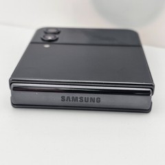 Samsung Galaxy Z Flip 4 (5G) SM-F721U – Unlocked 256GB Graphite – BLACK SPOTS