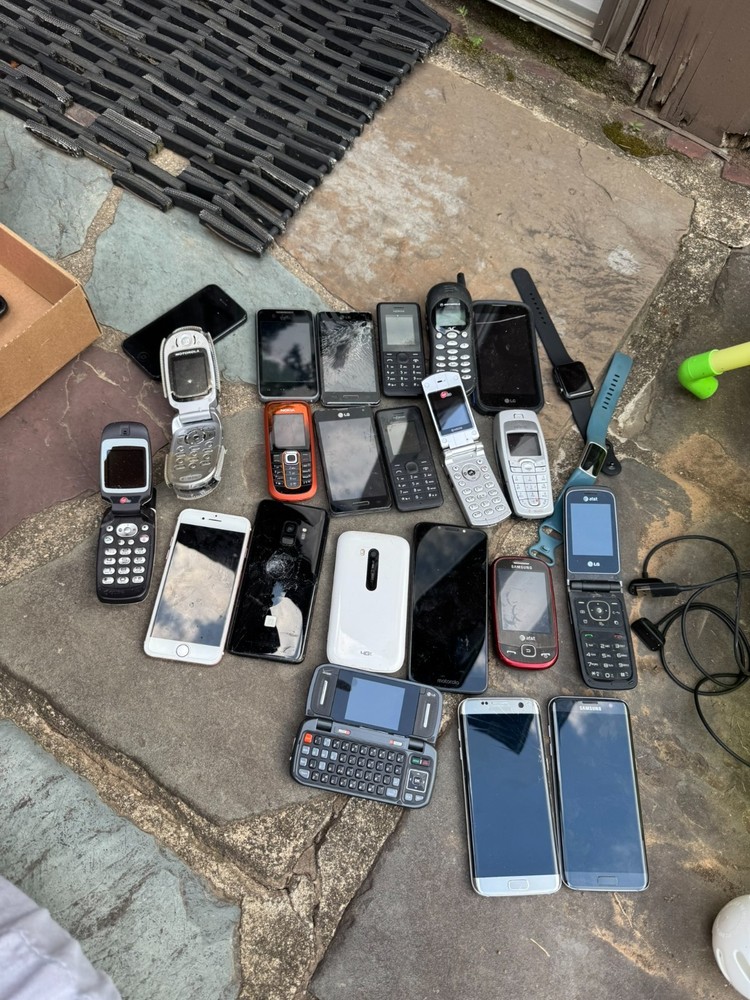 Large Lot – 24 Phones & Misc Electronics – Apple Watch, Flip Phones, Smartwatche
