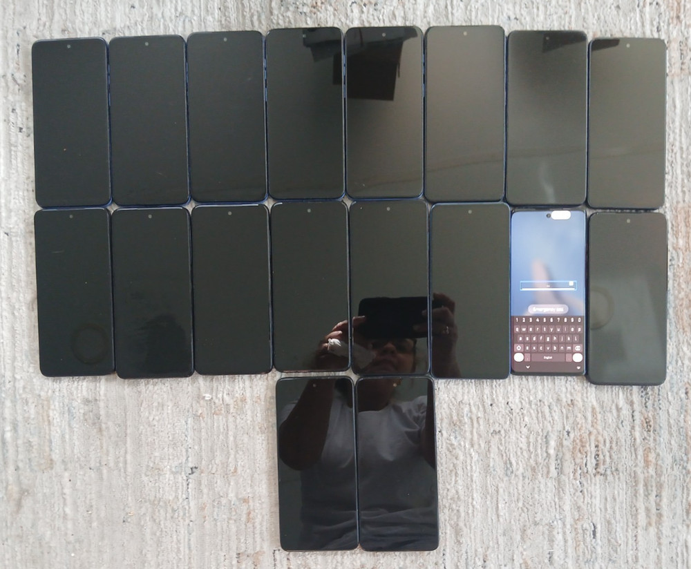 Lot 18 Motorola moto G Stylus 5G, Mixed (Mixed Carrier) Smartphone