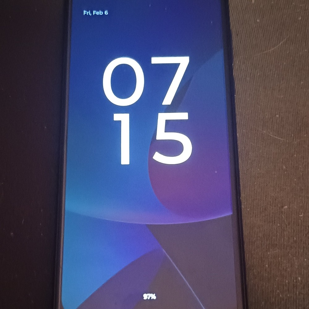 Motorola XT2415V Smartphone TracFone READ DESCRIPTION