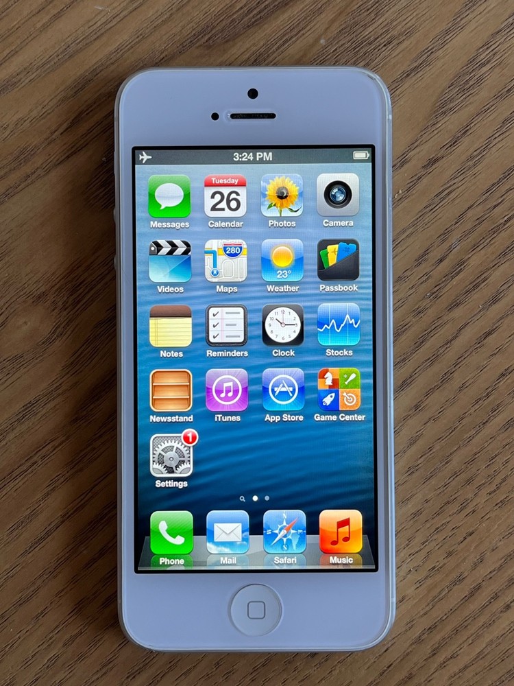Apple iPhone 5 – 16GB – White & Silver Running iOS 6.1.4 Rare (Unlocked) A1429