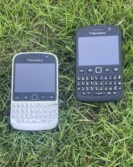 BlackBerry 9720 Unlocked Cellphone 3G WIFI 5MP Camera FM Radio GPS Black/Pink