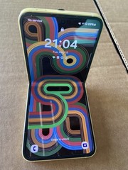 SAMSUNG Galaxy flip 6 (Paris2024 OLYMPIC edition) – Minor use. REDUCED PRICE!