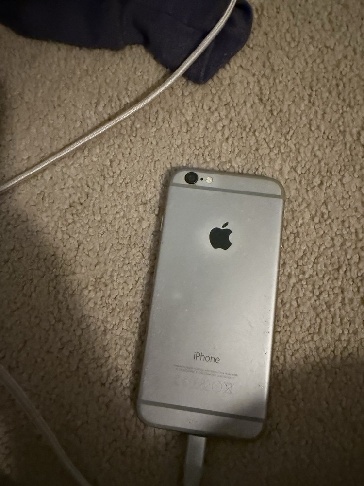 Apple iPhone 6 Silver 8MP Camera 4.7in iOS Wi-Fi Bluetooth Smartphone