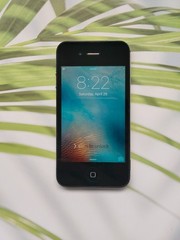 Original Apple iPhone 4/4s 8/16/32/64GB Fully UNLOCKED Black/White – 90% N ew
