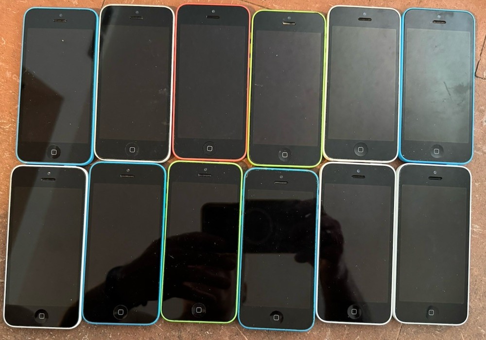 Lot of 12 Iphone A1532 5c (Unknown) Smartphone Fast Ship Parts Repair {BROKEN}