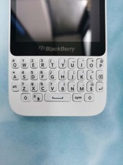 BlackBerry Q5 Unlocked 4G/LTE 8GB 3.1&Prime; 5MP SIM FREE Keyboard Smartphone