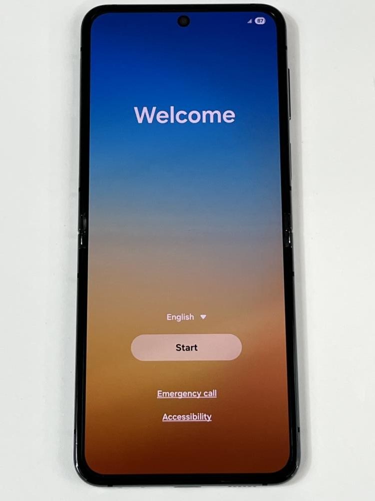 Samsung Galaxy Z Flip5 256GB SM-F731U1 Graphite (Unlocked) – Fair