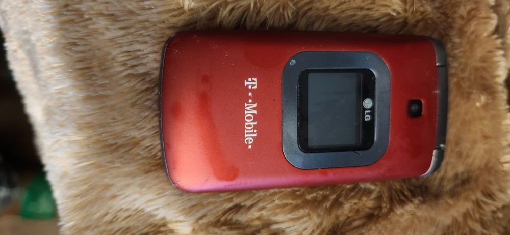 SMALL EASY TO USE CELL PHONE WITH LARGE NUMBERS RED COLOR BY T MOBILE