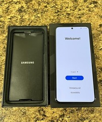 UNLOCKED – Samsung Galaxy S22 5G SM-S901U Phantom Black 128GB – Excellent In-Box