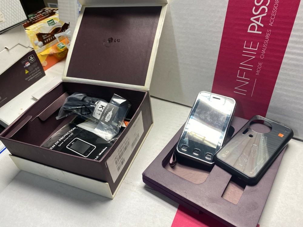 LG Renoir KC910 Rare OLD Mobile Collectors Phone 2